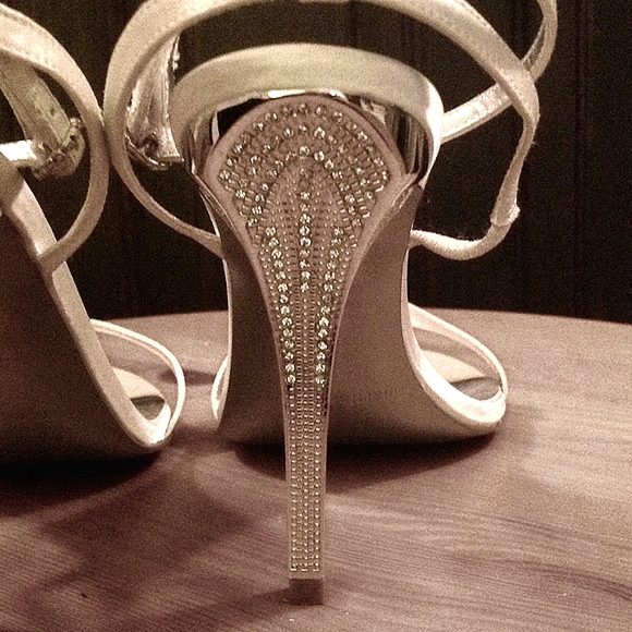 SILVER SATIN SHOES w/ HEEL DETAIL - Picture 2 of 4
